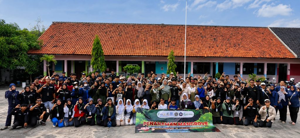 BEM STMIK IKMI Cirebon Wujudkan Kepedulian Lingkungan melalui Aksi Penanaman Mangrove dan Pembersihan Kawasan Pesisir